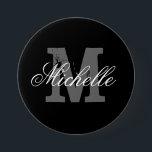 名前パーソナライズされたモノグラムのボタン |上品な黒 缶バッジ<br><div class="desc">名前パーソナライズされたモノグラムのウェディングボタン |上品な白黒。花嫁スタイリッシュのための可愛いデザイン、花嫁、メイド・オブ・オーナー（花嫁付き添い人）、花の女の子、ゲスト、シックなバチェロレッテ/ブライダルシャワー、結婚披露宴で家族。モノグラムのイニシャル文字付きエレガントタイポグラフィ。数量を変更して安いバルク価格を取得する。自分の名前をカスタムするバッジを作れ。</div>