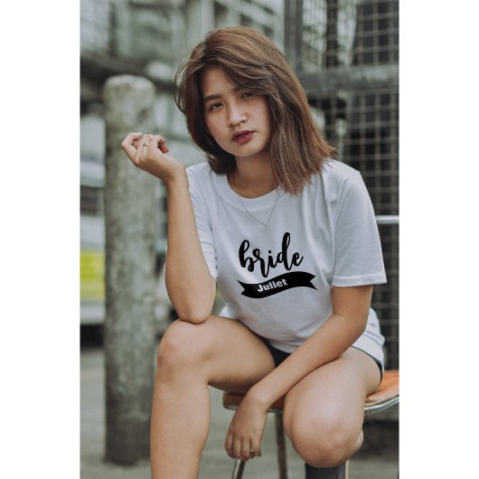 名前パーソナライズされたリボンモダンスクリプトブライド Tシャツ