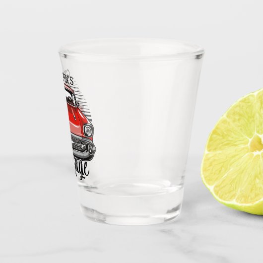 名前パーソナライズされたレトロレッドクラシックカーガレージ ショットグラス (右)