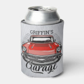 名前パーソナライズされたレトロレッドクラシックカーガレージ 缶クーラー (缶正面)