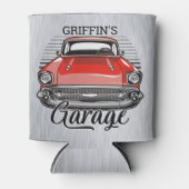名前パーソナライズされたレトロレッドクラシックカーガレージ 缶クーラー (正面)