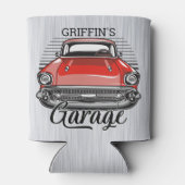 名前パーソナライズされたレトロレッドクラシックカーガレージ 缶クーラー (裏面)