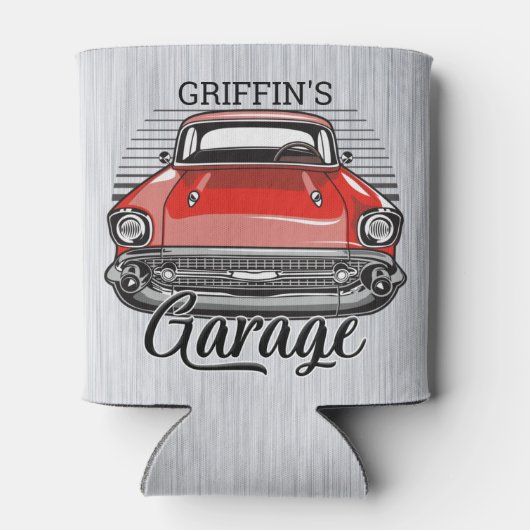 名前パーソナライズされたレトロレッドクラシックカーガレージ 缶クーラー (裏面)