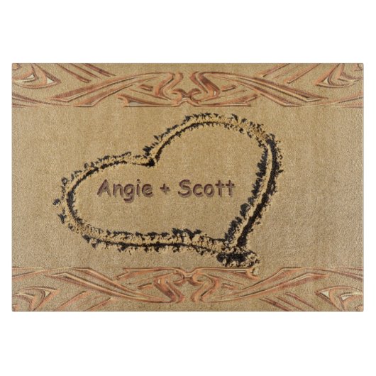 名前パーソナライズされたロマンチックなハートオンビーチ砂 カッティングボード (正面)