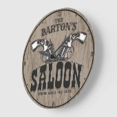 名前パーソナライズされたワイルドウエストガンリボルバーサロン ラージ壁時計 (傾斜)