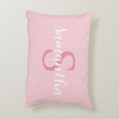 名前パーソナライズされた付きピンクピローイニシャル アクセントクッション (裏面(縦))