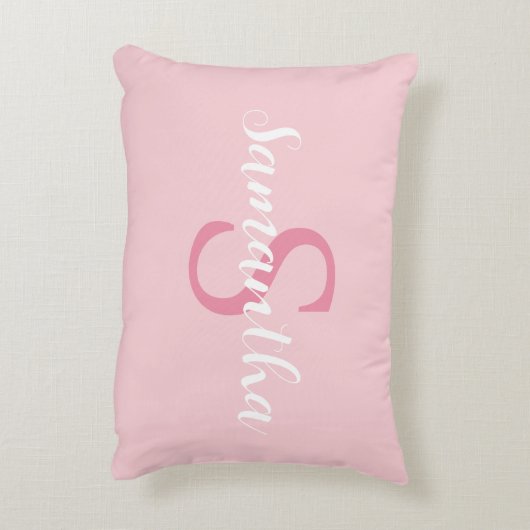 名前パーソナライズされた付きピンクピローイニシャル アクセントクッション (裏面(縦))