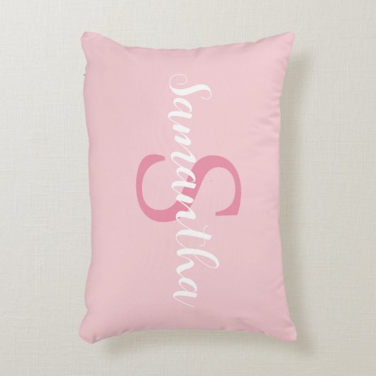名前パーソナライズされた付きピンクピローイニシャル アクセントクッション (正面(垂直))