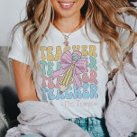 名前パーソナライズされた付きピンクボウ先生カスタム Tシャツ<br><div class="desc">With Name教え Pink Bow先生のスタイルと献身の象徴であるカスタムTシャツで、あなたのワードローブを高める。クラシックの洗練とウィムシーのtouchを融合したティーで、レトロなコケ魅力的ットの雰囲気を加えたピンクの弓デザインを搭載。あなたはベテランの教育者でも新しい旅に乗り出しても教え、このシャツはチームの中で表現の友情と友情に対する情熱にピッタリ教えーである。若いカスタマイズ心を形作るあなたの役割を示すパーソナライズされたtouchの名ユニーク前と一緒に。先生の感謝の贈り物として、または特別な学校のイベントをマークするために理想的な、このシャツ感じは見て自信を持ちて自分の間で確インスパイア認を確保のまわりにする。プライドとスタイルで教室に足を踏み入れ、このタイムレスで快適な教えTシャツで自分の輝きに愛を注ぐ。</div>