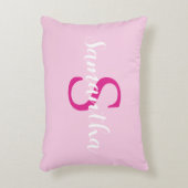 名前パーソナライズされた付きホットピンク枕イニシャル アクセントクッション (正面(垂直))