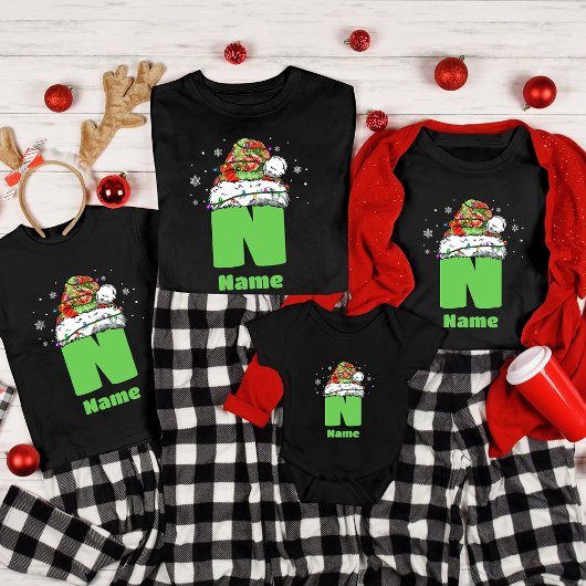 名前パーソナライズされた付きモノグラム家族クリスマス Tシャツ