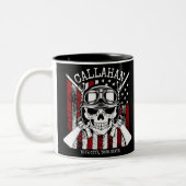 名前パーソナライズされた兵士スカルデュアルガン米国国旗 ツートーンマグカップ (左)