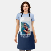 名前パーソナライズされた写真ダークブルーモダン エプロン (着用した状態)