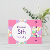 名前パーソナライズされた年齢ピンクかわいらし誕生日パーティー 招待状 (スタンド正面)