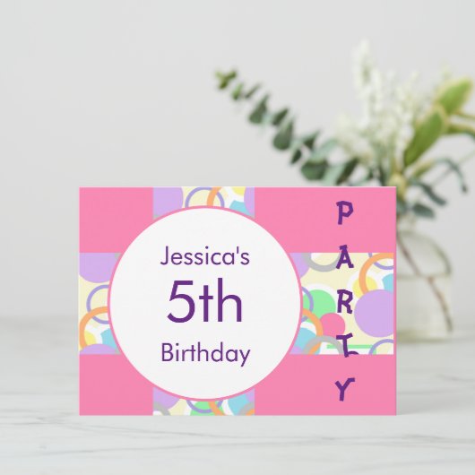 名前パーソナライズされた年齢ピンクかわいらし誕生日パーティー 招待状 (スタンド正面)