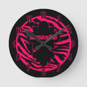名前パーソナライズされた時計ホットピンクブラックゼブラ印刷 ラウンド壁時計 (正面)