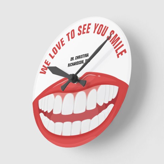 名前パーソナライズされた歯科医院ビッグスマイル歯 ラウンド壁時計 (傾斜)