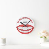 名前パーソナライズされた歯科医院ビッグスマイル歯 ラウンド壁時計 (ホーム)