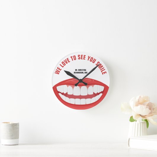 名前パーソナライズされた歯科医院ビッグスマイル歯 ラウンド壁時計 (ホーム)