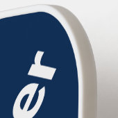 名前パーソナライズされた濃い青と白 ピックルボールラケット (左詳細)