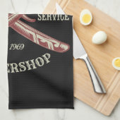 名前パーソナライズされた理容師ストレートカミソリ床屋 キッチンタオル (四つ折り)