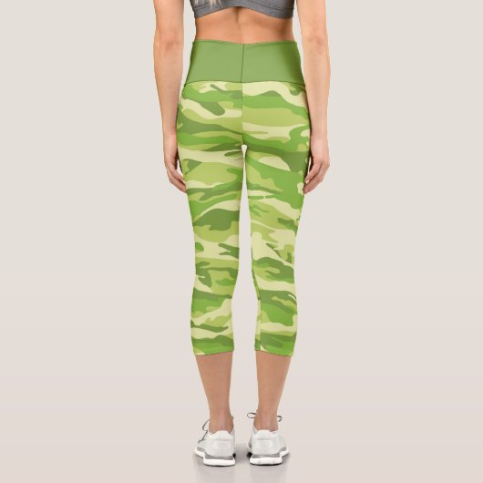 名前パーソナライズされた緑の迷彩パターン カプリレギンス (裏面)