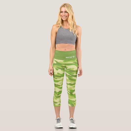 名前パーソナライズされた緑の迷彩パターン カプリレギンス (正面)