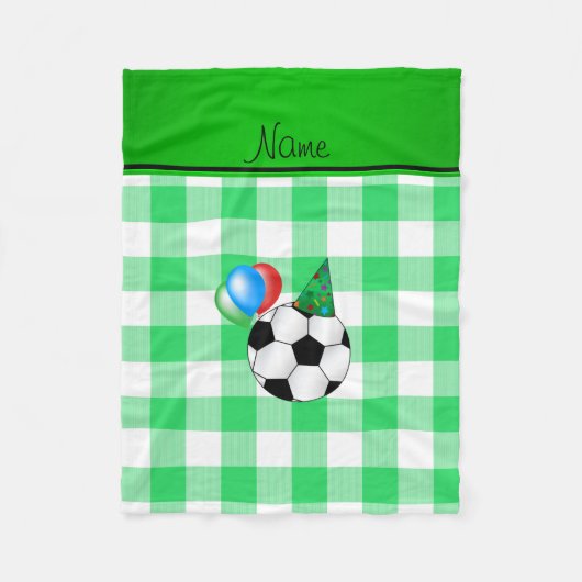 名前パーソナライズされた誕生日サッカー市松模様に緑 フリースブランケット (正面)