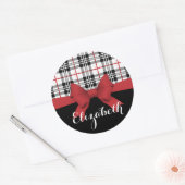 名前パーソナライズされた赤いリボンとタータンチェックのプレイド ラウンドシール (封筒)