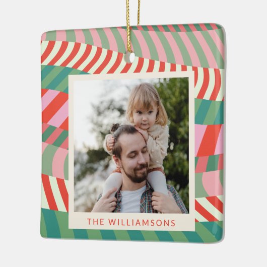 名前パーソナライズされた赤い緑のピンクの幾何学的な写真 セラミックオーナメント (左)