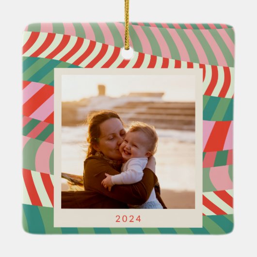 名前パーソナライズされた赤い緑のピンクの幾何学的な写真 セラミックオーナメント (裏面)