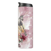 名前パーソナライズされた赤面ピンクホーステーマ タンブラー (回転右)