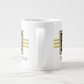 名前パーソナライズされた金ゴールド白黒氷スケートで滑る ジャンボコーヒーマグカップ (裏面)