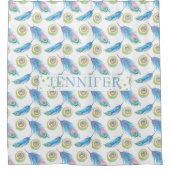 名前パーソナライズされた青い孔雀の羽の背景 シャワーカーテン (正面)