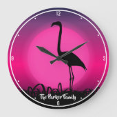 名前パーソナライズされた鮮やかなビーチサンセットピンクフラミンゴ ラージ壁時計 (正面)