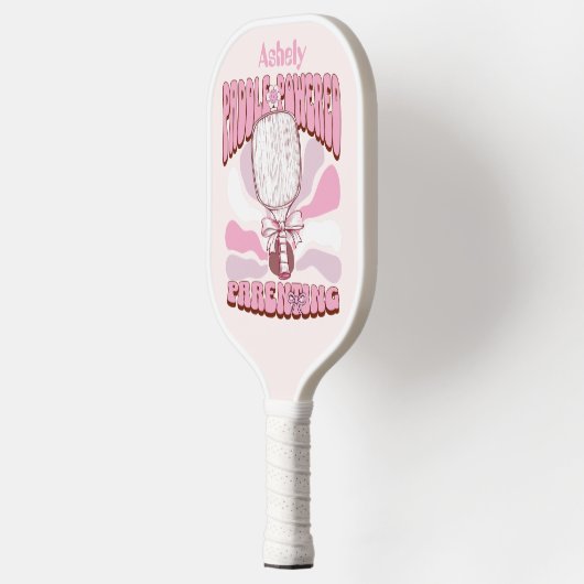 名前パーソナライズされたPink Groovyレトロ母 ピックルボールラケット (左)