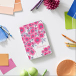 名前ピンク&ホワイトポピーフローラプリント iPad MINIカバー<br><div class="desc">美しいはっきりしたグラフィック花柄のプリントは、ピンク、グレーと白の色合いでカバー。自分の名前でパーソナライズ。現在ビク読トリア。サラ・ユニークトレットによるグラフィックアートとデザイン(www.mylittleeden.com)</div>