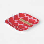 名前ファンシー付きロマンチックな赤とピンクのハートパターン ペーパープレート (傾斜あり)