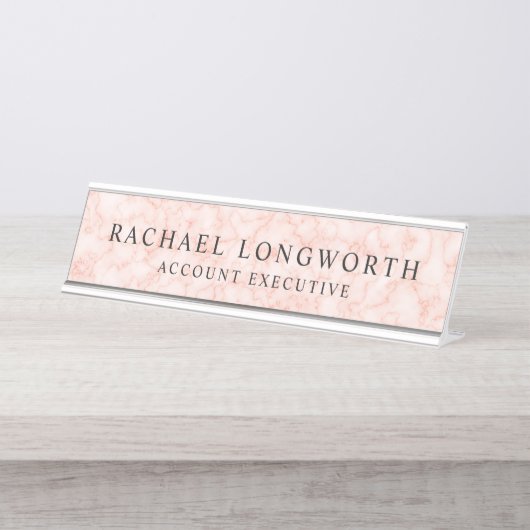 名前フェミニンとタイトル付きピンクの大理石パターン デスクネームプレート (正面)