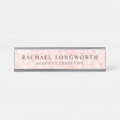 名前フェミニンとタイトル付きピンクの大理石パターン デスクネームプレート (正面)