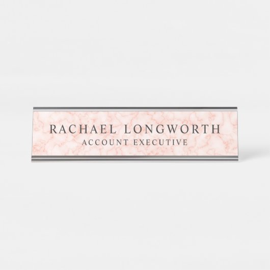 名前フェミニンとタイトル付きピンクの大理石パターン デスクネームプレート (正面)