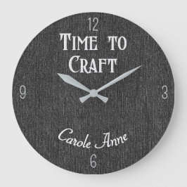 名前ブラックデニムプリント10.75-in Time to Craft ラージ壁時計
