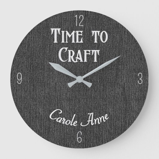 名前ブラックデニムプリント10.75-in Time to Craft ラージ壁時計 (正面)