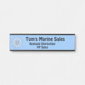 名前プレート – 青い背景の白いヘルム サインプレート (正面)