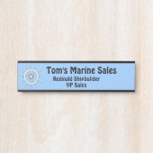 名前プレート – 青い背景の白いヘルム サインプレート (正面)