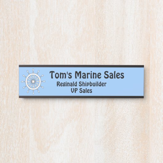 名前プレート – 青い背景の白いヘルム サインプレート (正面)