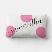 名前モダンスクリプトの大きなピンクの水玉模様 ランバークッション (裏面)