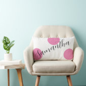 名前モダンスクリプトの大きなピンクの水玉模様 ランバークッション (椅子)