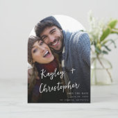 名前モダン写真Vertical Chic日付の円弧を保存 招待状 (スタンド正面)