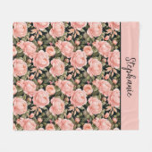 名前モノグラムのピーチピンクフローラ花 フリースブランケット (正面(横))